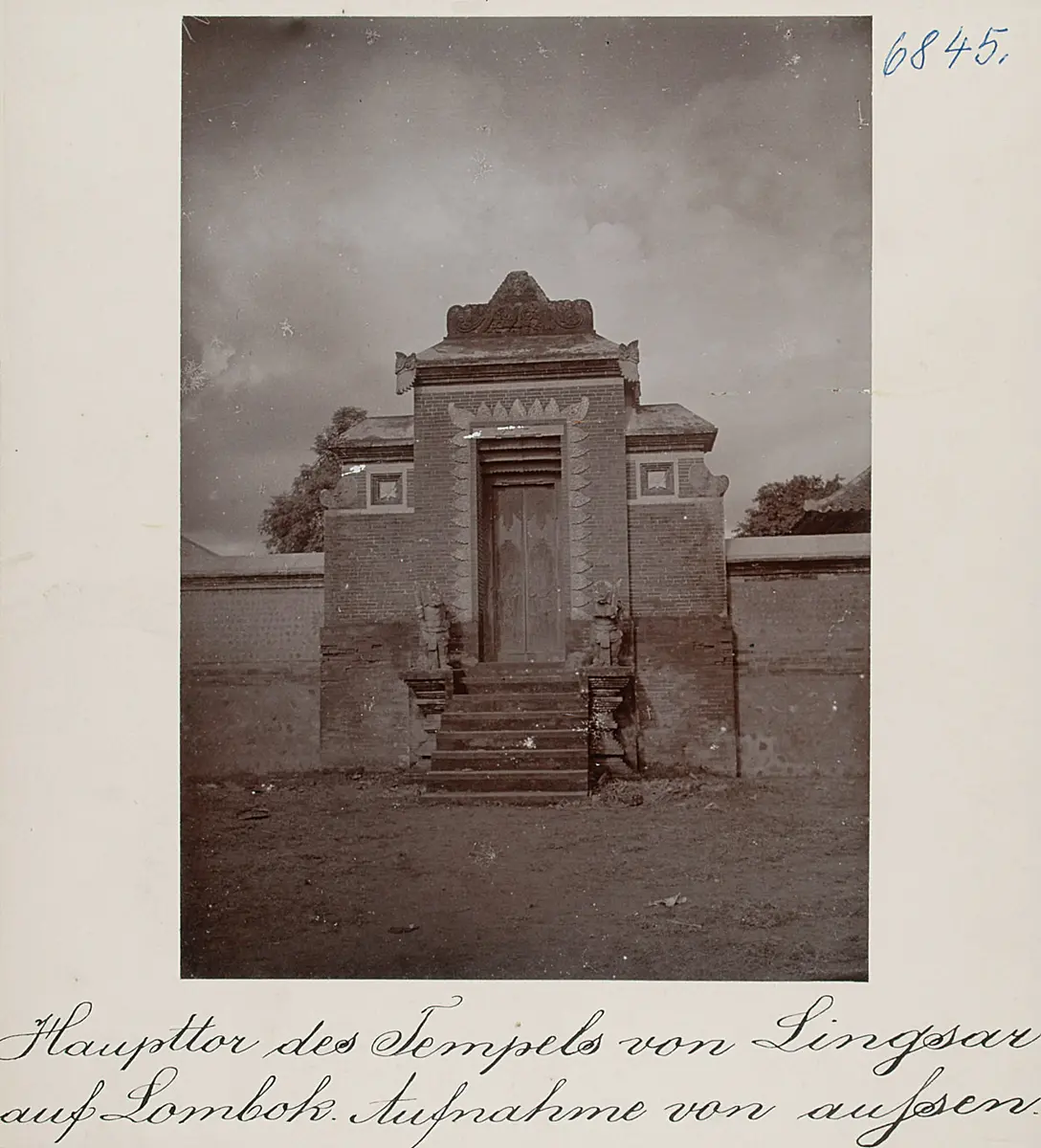Haupttor des Tempels von Lingsar auf Lombok. Aufnahme von aussen