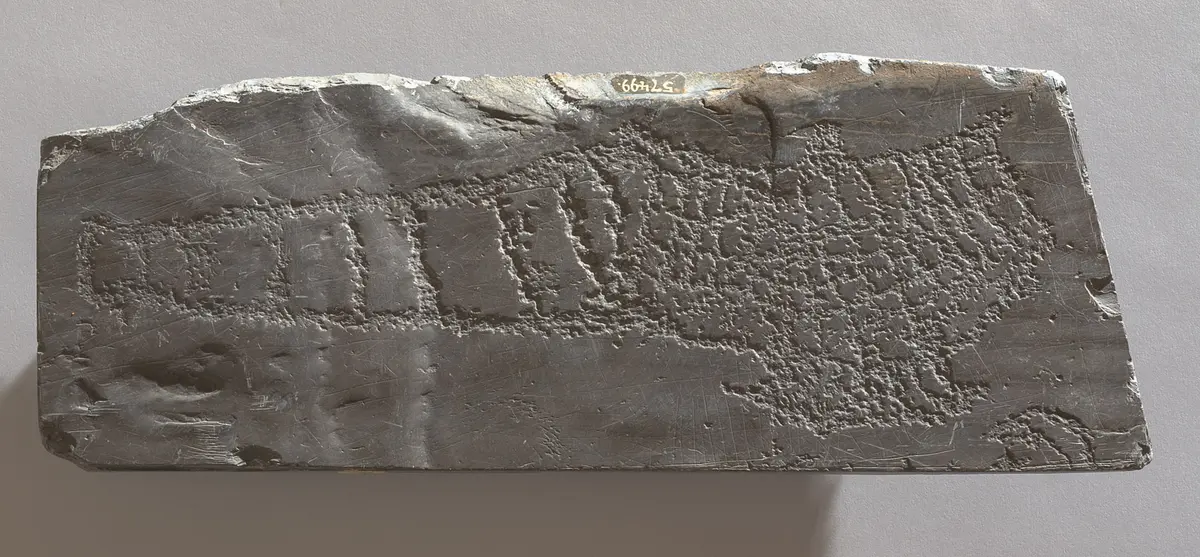 Felsgravierung: Schürze