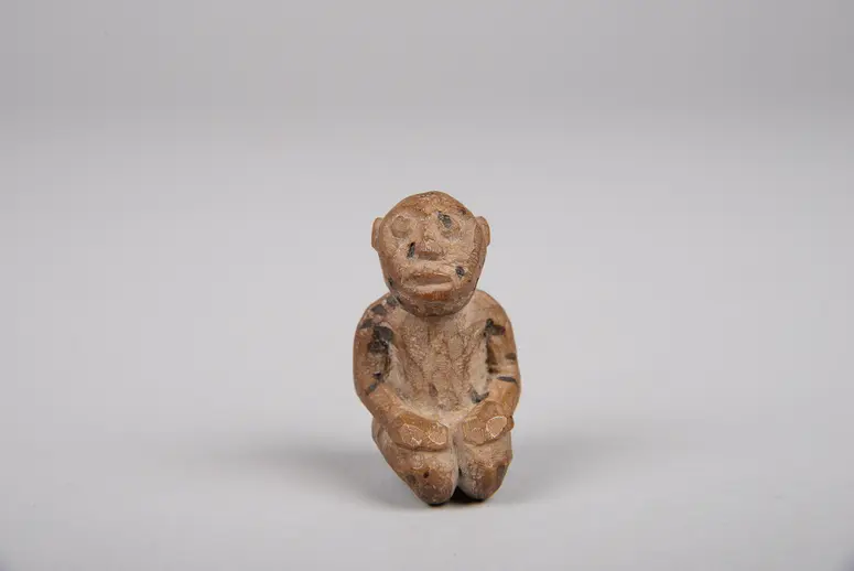 Knieende Figur
