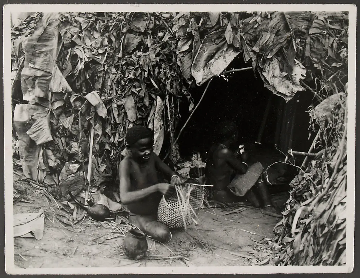 Frau sitzt vor dem Windschirm