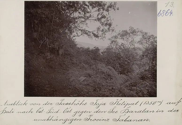 Ausblick von der Passhöhe Toja Ketipat (1350 m) auf Bali nach Ost-Süd-Ost gegen den See Baratan in der unabhängigen Provinz Tabanan
