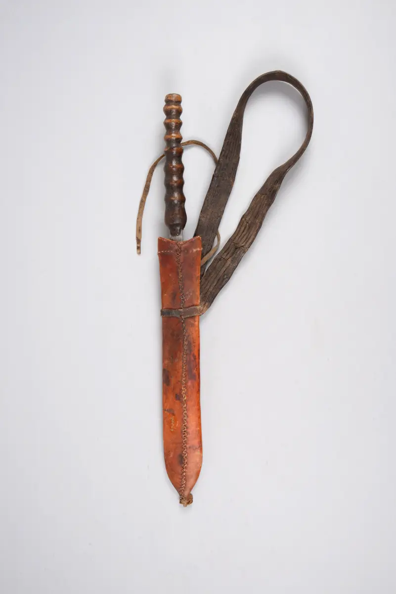 Schwertmesser mit Scheide