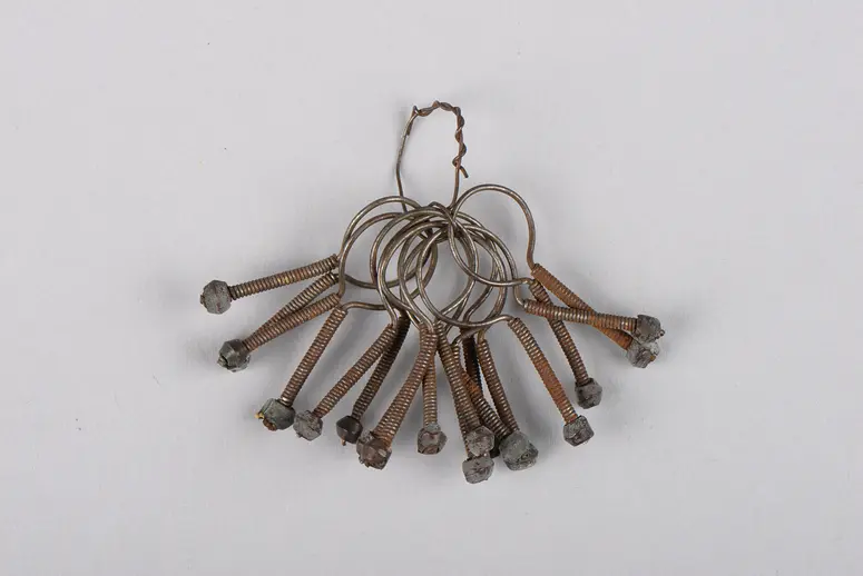 Neun Stück Ohrschmuck
