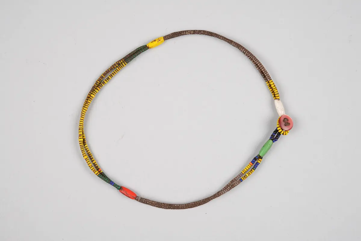 Doppelte bunte Perlenkette