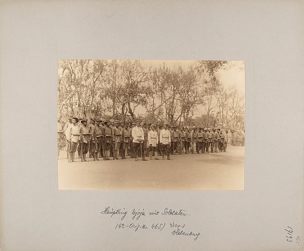 Sultan Njoya mit Soldaten