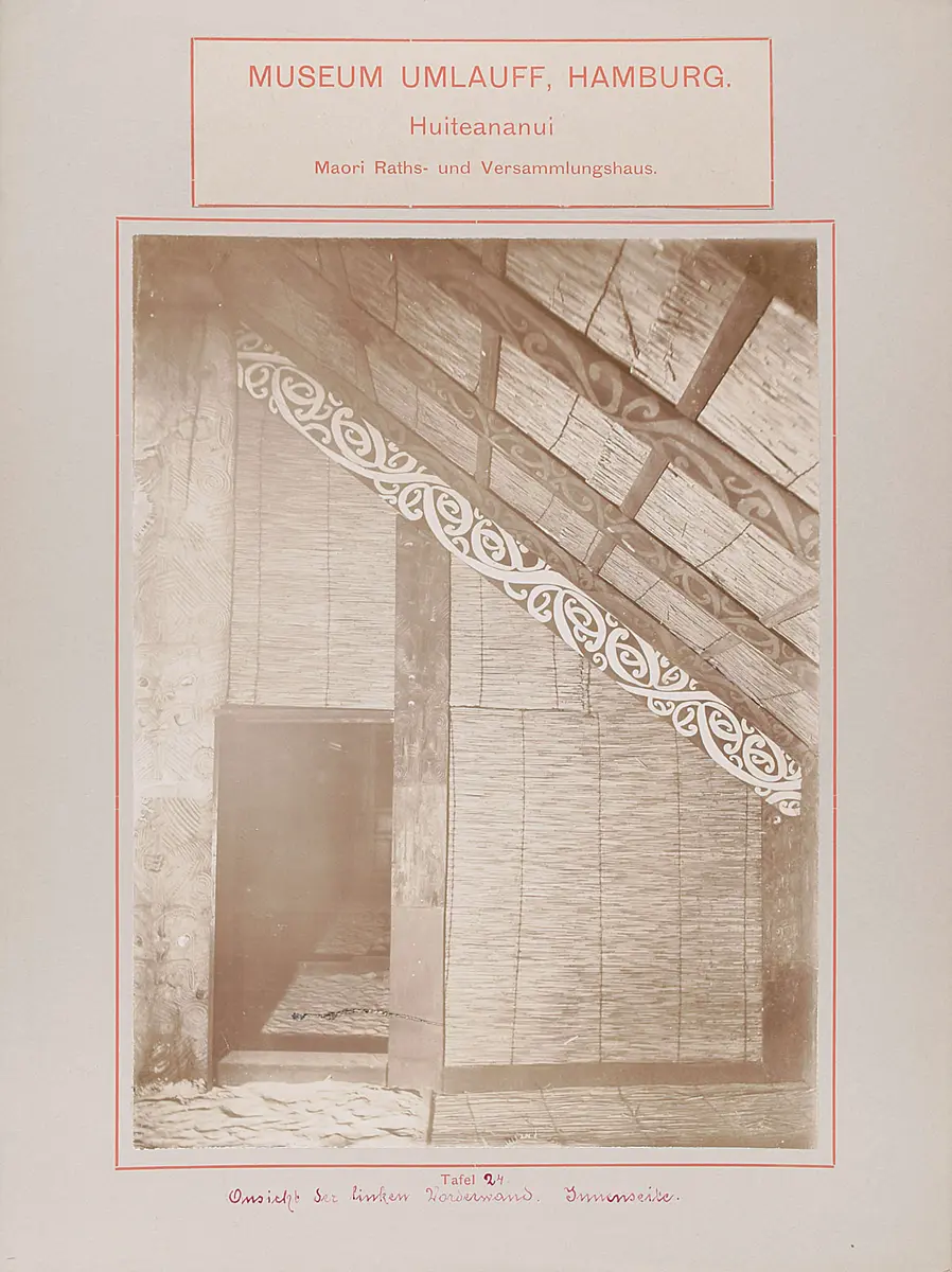 Museum Umlauff, Hamburg. Huiteananui, Maori Raths- und Versammlungshaus: Tafel 24. Ansicht der linken Vorderwand, Innenseite