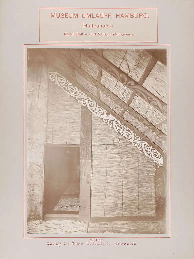 Museum Umlauff, Hamburg. Huiteananui, Maori Raths- und Versammlungshaus: Tafel 24. Ansicht der linken Vorderwand, Innenseite