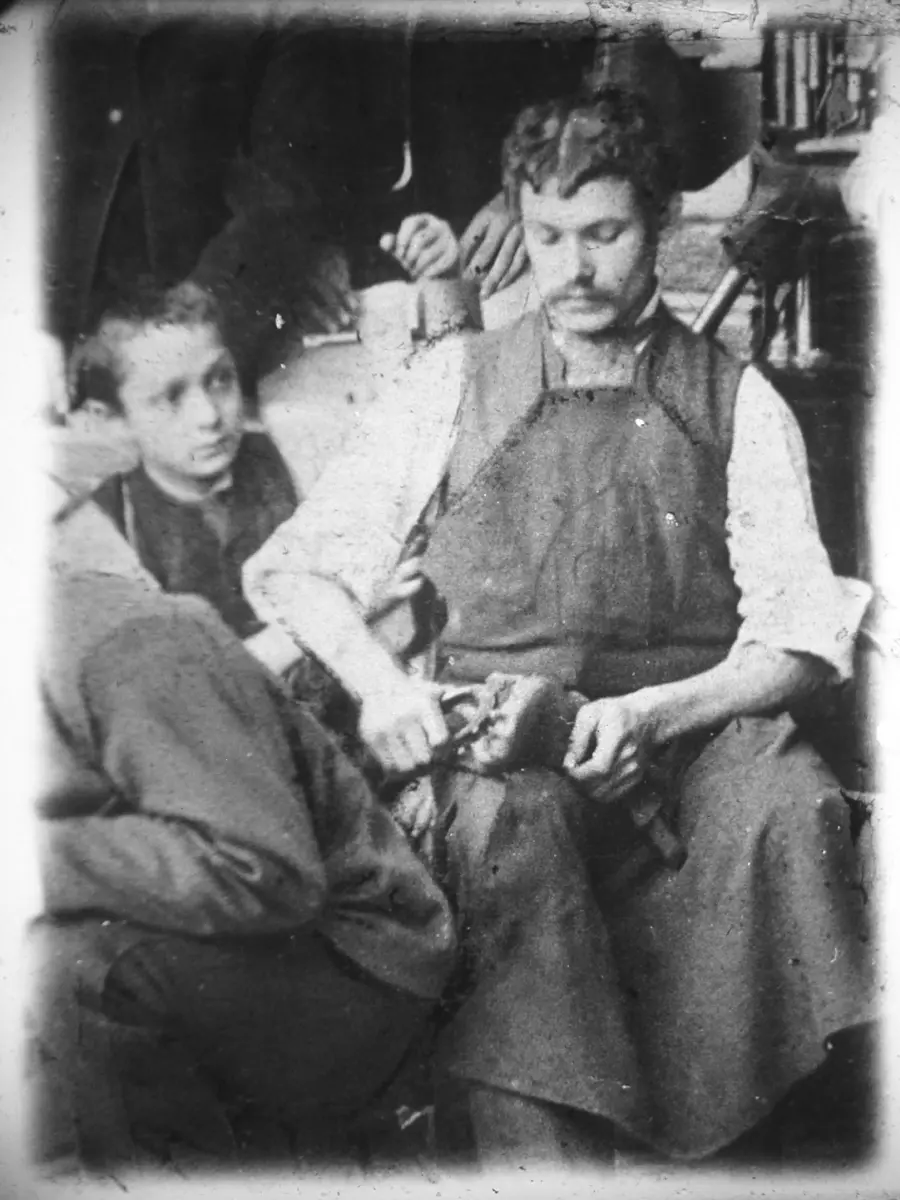 Friedrich Julius Bieber als Schusterlehrling. Ausschnitt aus Foto Schuhmacherwerkstätte Robert Knöfel (Mariahilferstraße 35)