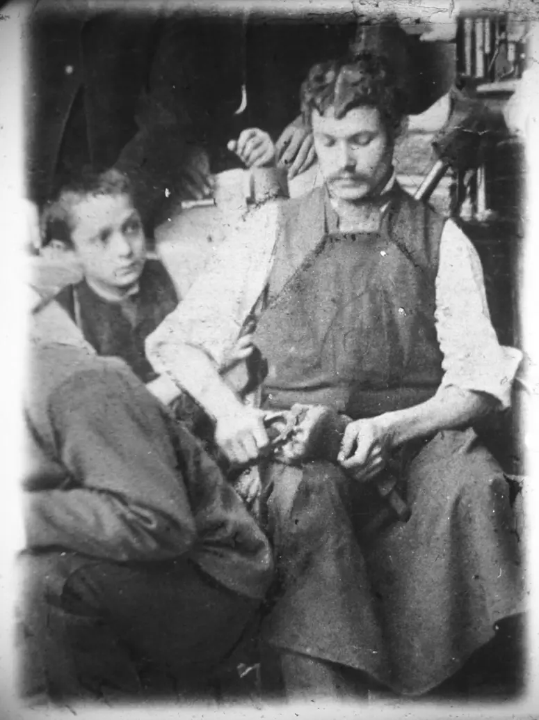 Friedrich Julius Bieber als Schusterlehrling. Ausschnitt aus Foto Schuhmacherwerkstätte Robert Knöfel (Mariahilferstraße 35)