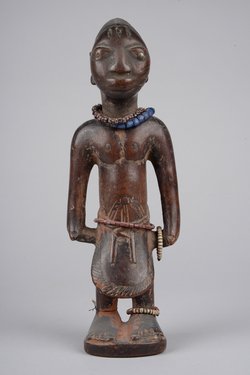 Männliche Ibeji Drillingsfigur