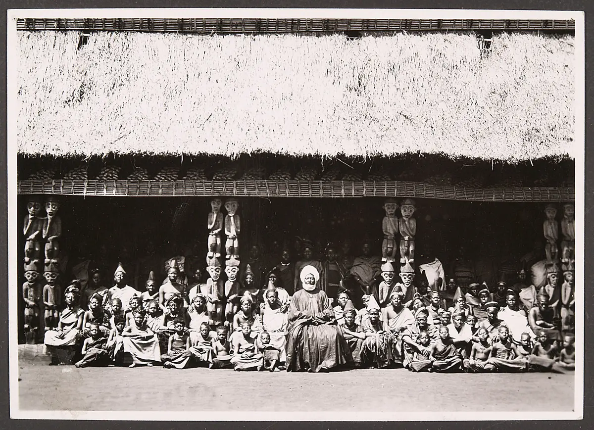 Der Sultan Njoya mit seinen Frauen und Kindern