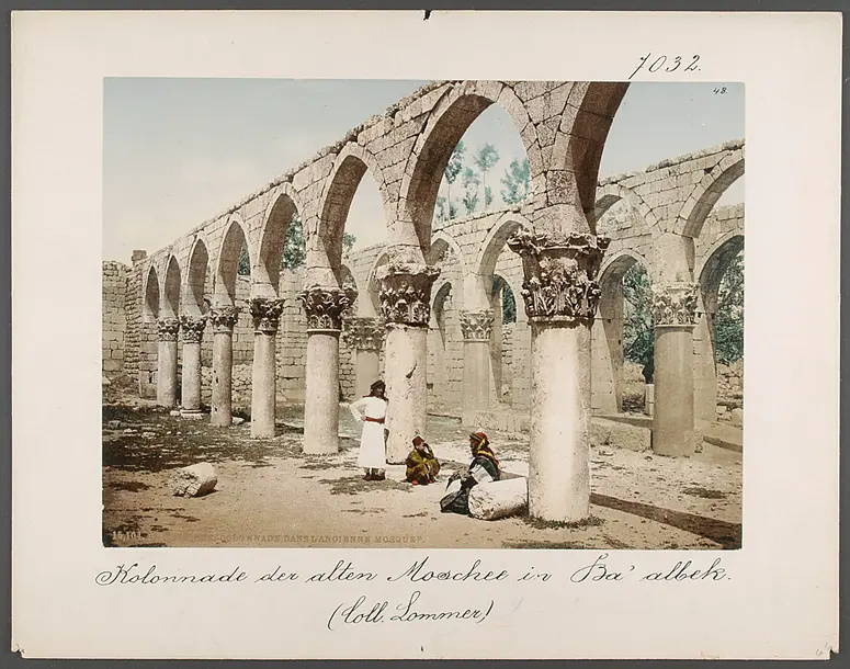 Ba´albek: Kolonnade der alten Moschee