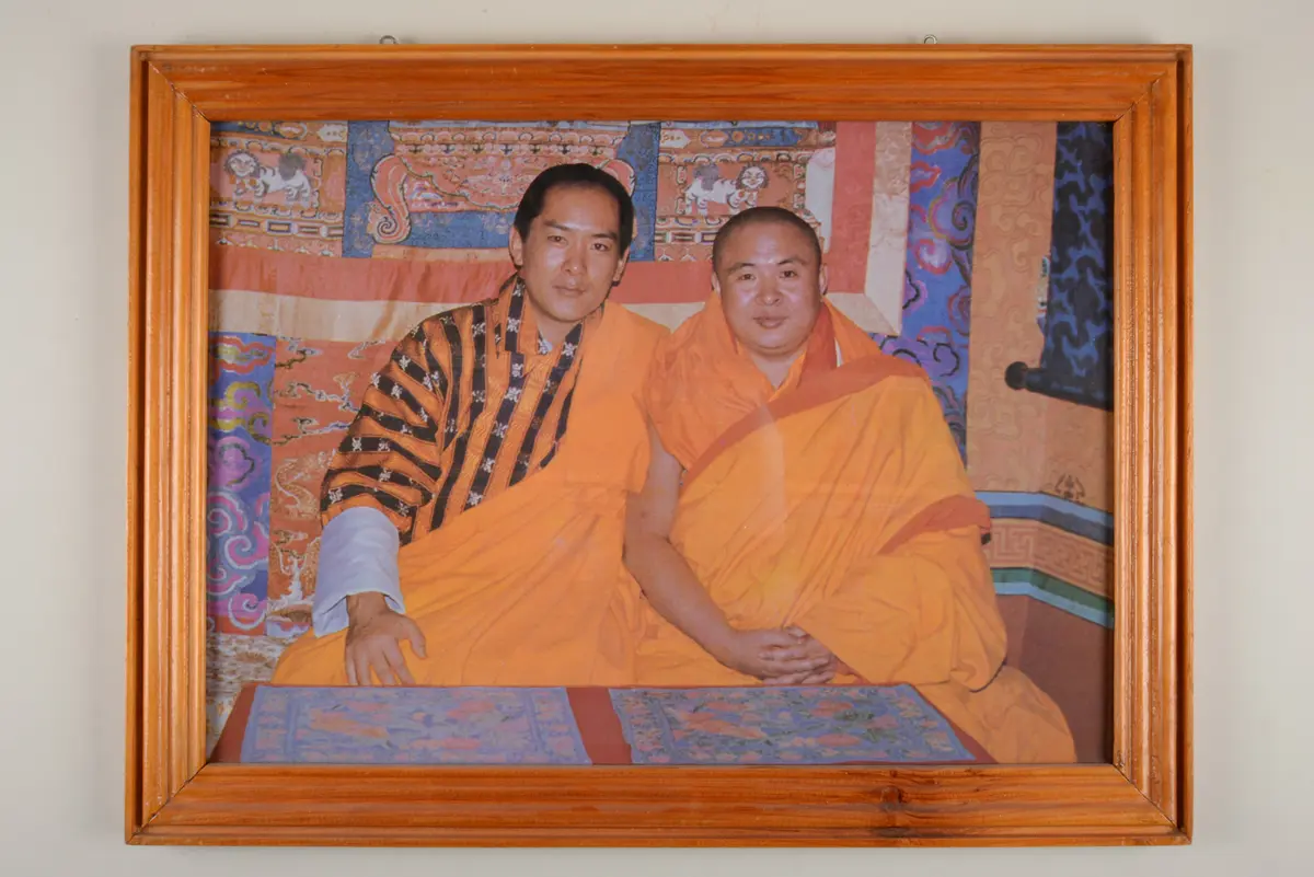 Photo des 4. bhutanischen Königs und des Je Khenpo