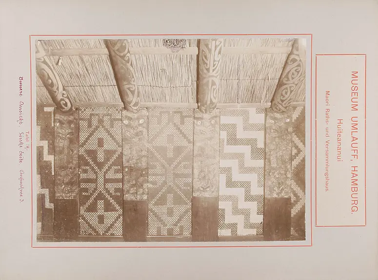 Museum Umlauff, Hamburg. Huiteananui, Maori Raths- und Versammlungshaus: Tafel 19. Innere Ansicht, Linke Seite, Aufnahme 3