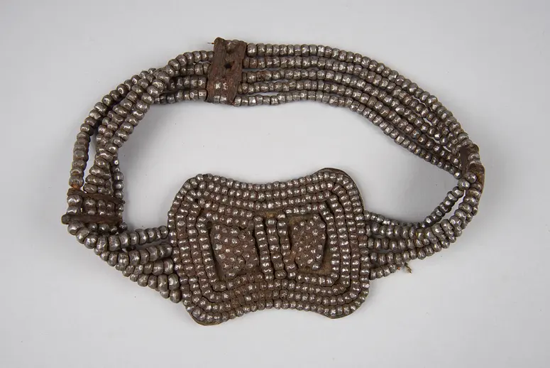 Stirnschmuck