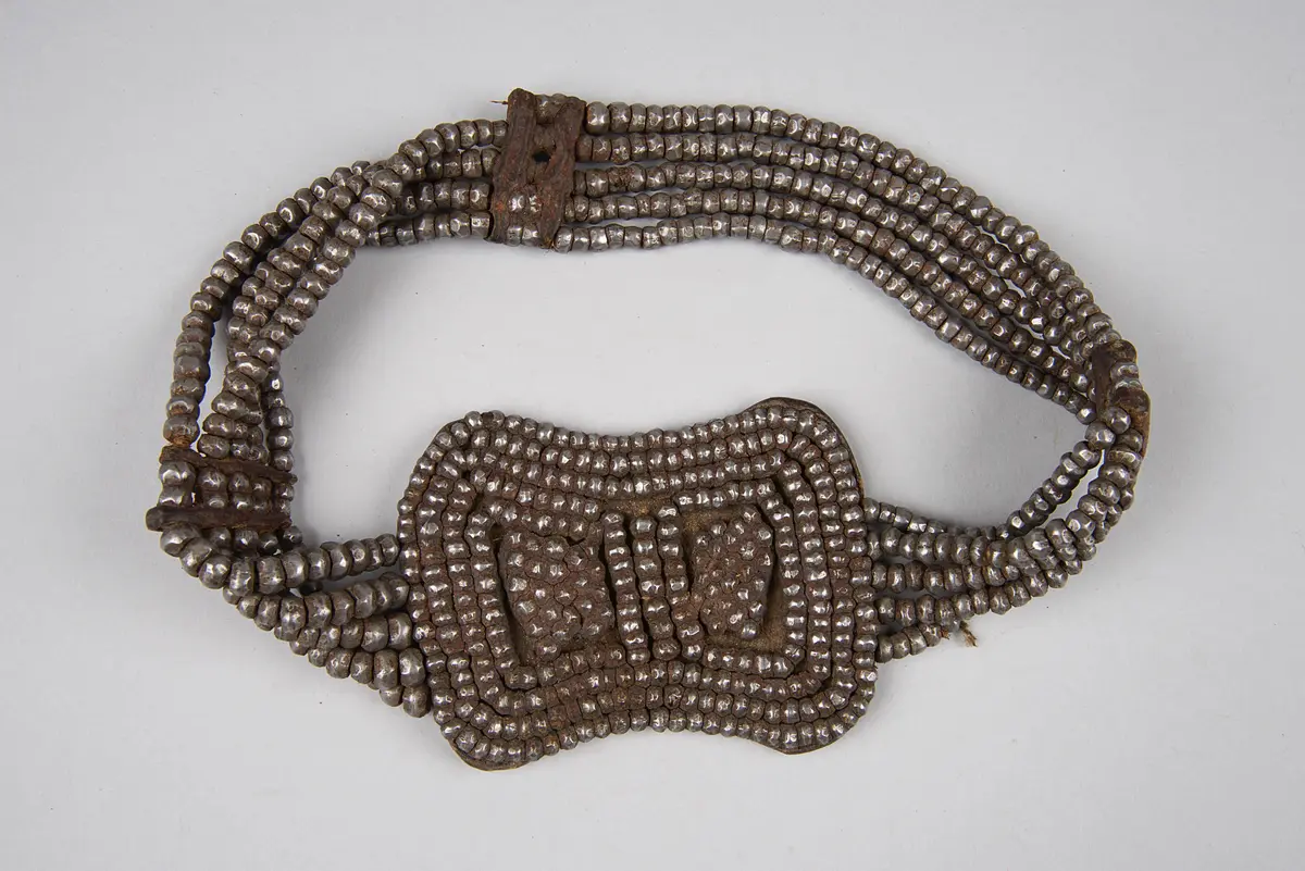 Stirnschmuck