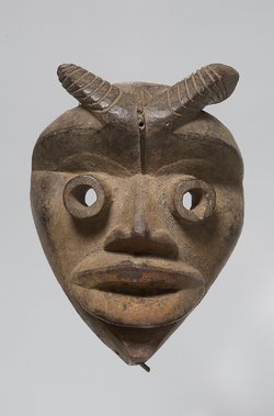 Maske mit Schafshörnern