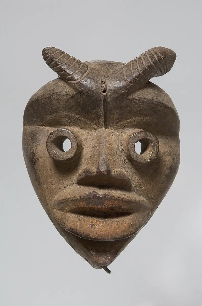 Maske mit Schafshörnern