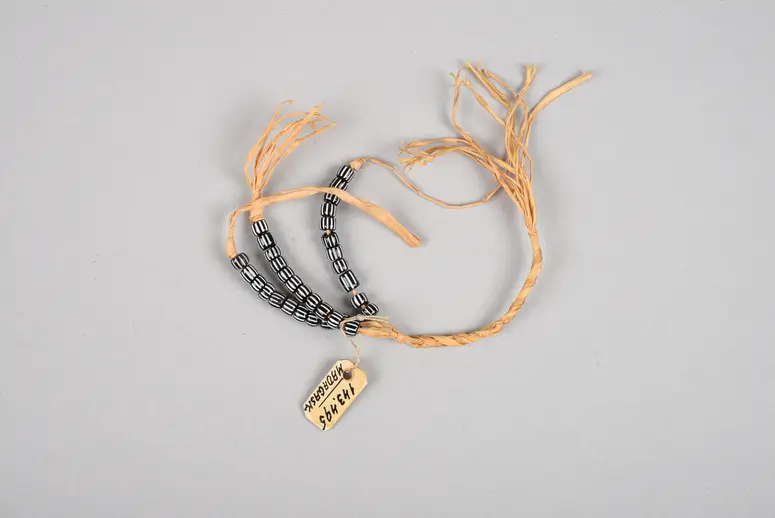 Perlschnüre gegen Kopfschmerzen (Amulett)