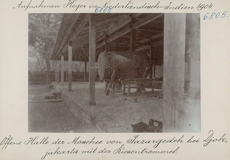 Offene Halle der Moschee von Pazargedeh bei Djokjakarta mit der Riesentrommel
