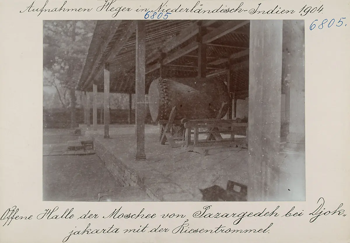 Offene Halle der Moschee von Pazargedeh bei Djokjakarta mit der Riesentrommel