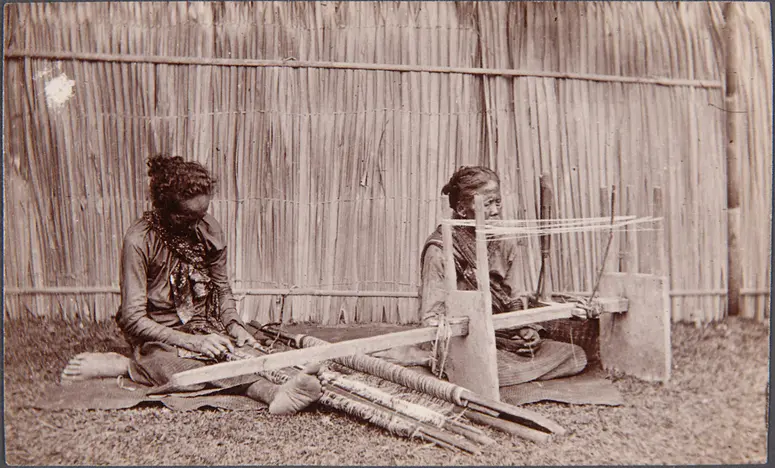 Frauen am Webstuhl