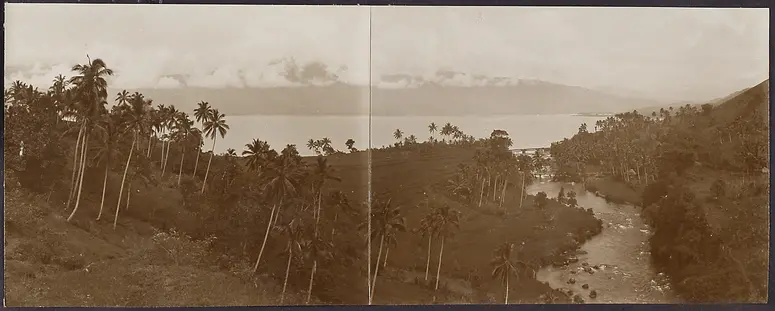 Panorama: Tal mit Fluss und Reisfeldern; im Hintergrund Meeresbucht