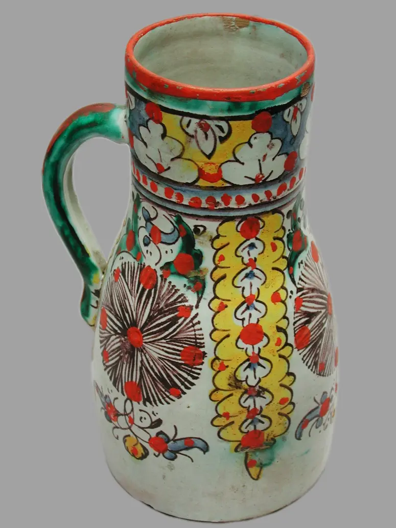 Henkelkrug mit floralem Dekor