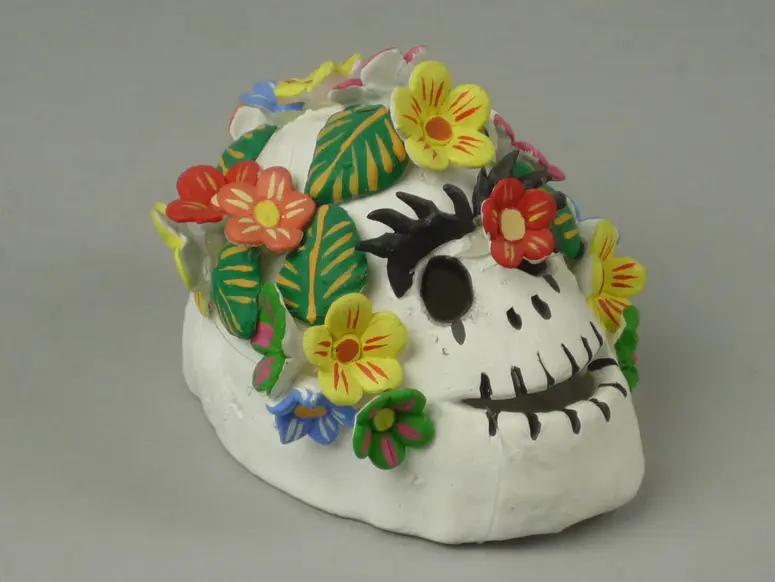 Schädel mit Blumen
