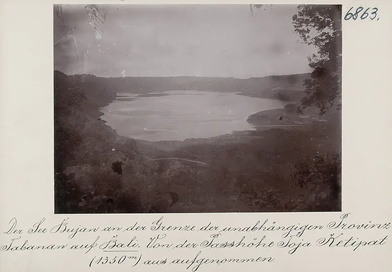 Der See Bujan an der Grenze der unabhängigen Provinz Tabanan auf Bali. Von der Passhöhe Toja Ketipat (1350 m) aus aufgenommen