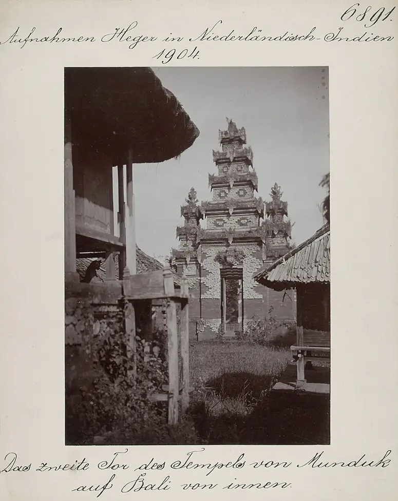 Das zweite Tor des Tempels von Munduk auf Bali von innen
