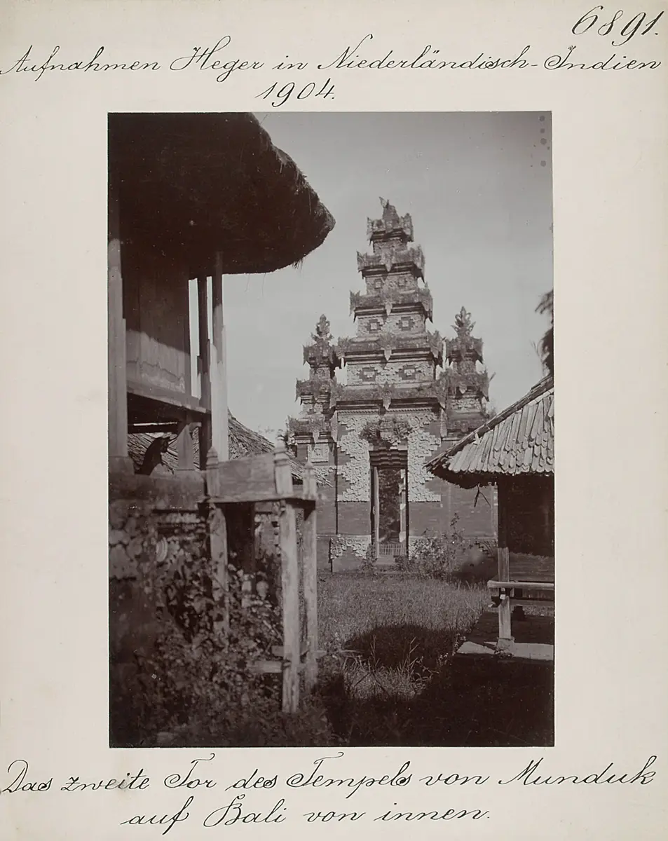 Das zweite Tor des Tempels von Munduk auf Bali von innen
