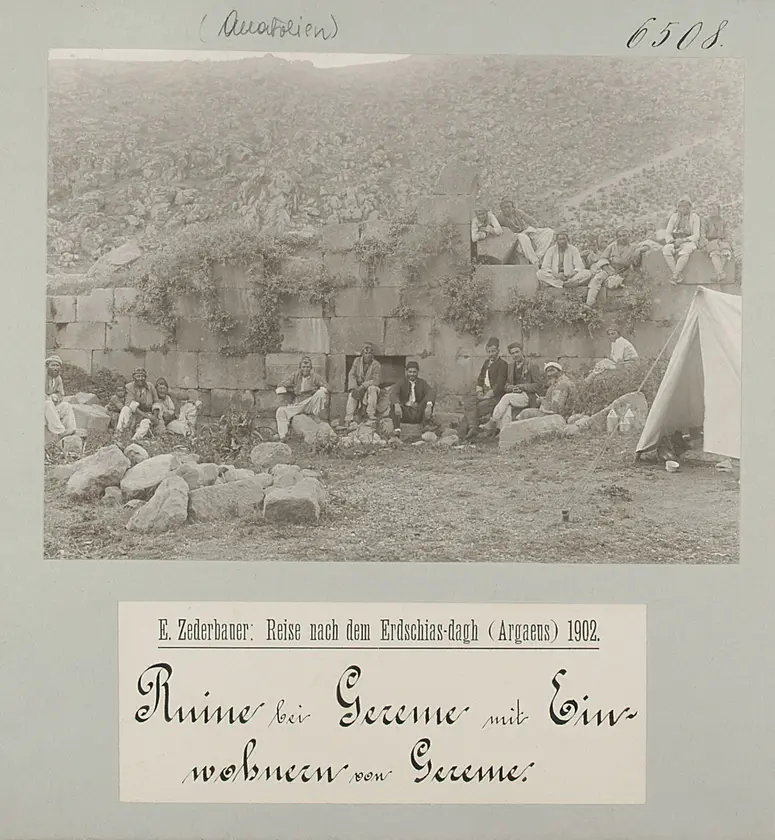 E. Zederbauer: Reise nach dem Erdschias-dagh (Argaeus) 1902. Ruine von Gereme mit Einwohnern von Gereme