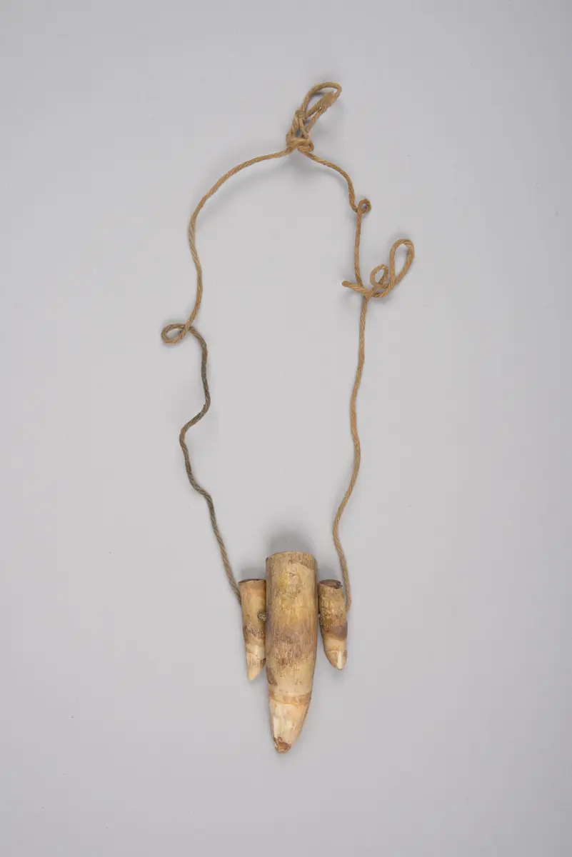 Medizin oder Amulett an Schnur
