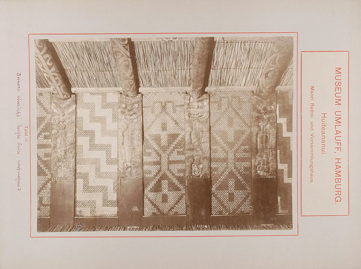 Museum Umlauff, Hamburg. Huiteananui, Maori Raths- und Versammlungshaus: Tafel 15. Innere Ansicht, Rechte Seite, Aufnahme 3