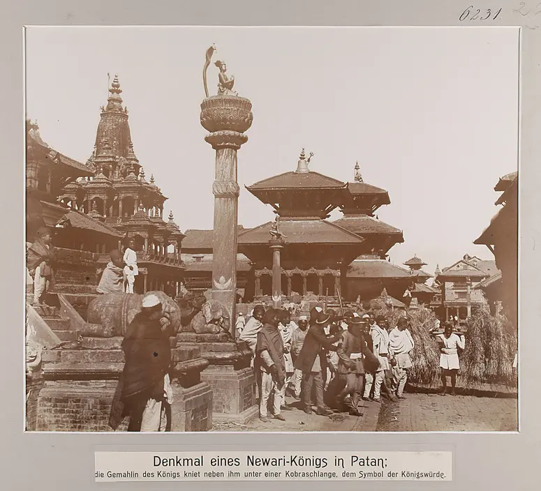 Denkmal eines Newari-Königs in Patan; die Gemahlin des Königs kniet neben ihm unter einer Kobraschlange, dem Symbol der Königswürde