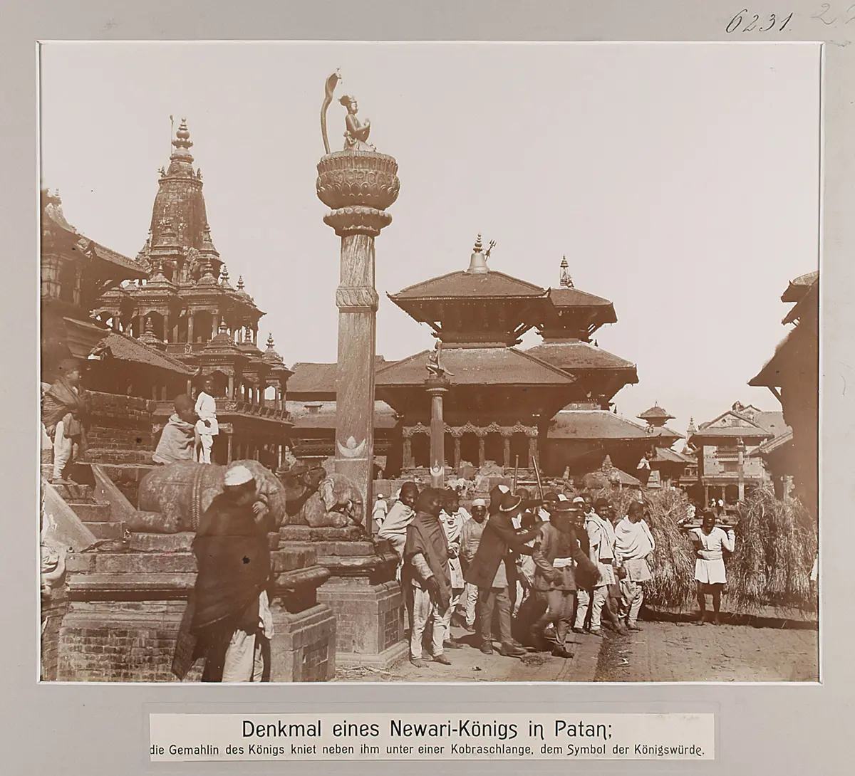 Denkmal eines Newari-Königs in Patan; die Gemahlin des Königs kniet neben ihm unter einer Kobraschlange, dem Symbol der Königswürde