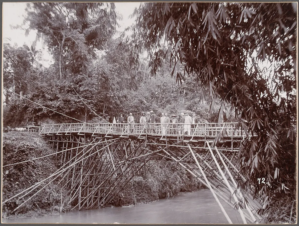 Franz Ferdinand and his entourage on a bamboo-bridge near Mande over the Tji-Koendoel. 16.IV.1893