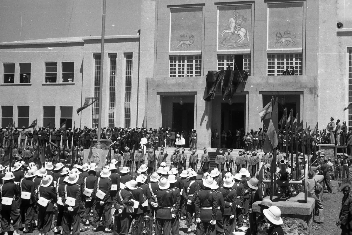 Das äthiopische Militär vor dem Jubilee-Palast während der Silberjubiläumsfeierlichkeiten