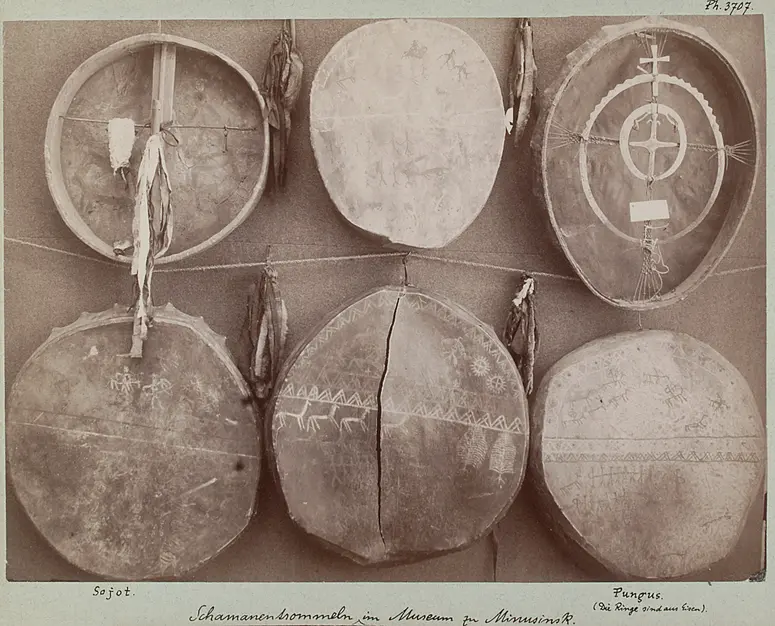 Schamanentrommeln im Museum von Minusinsk