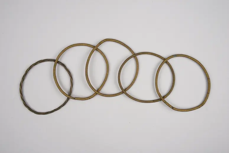 Fünf Armbänder