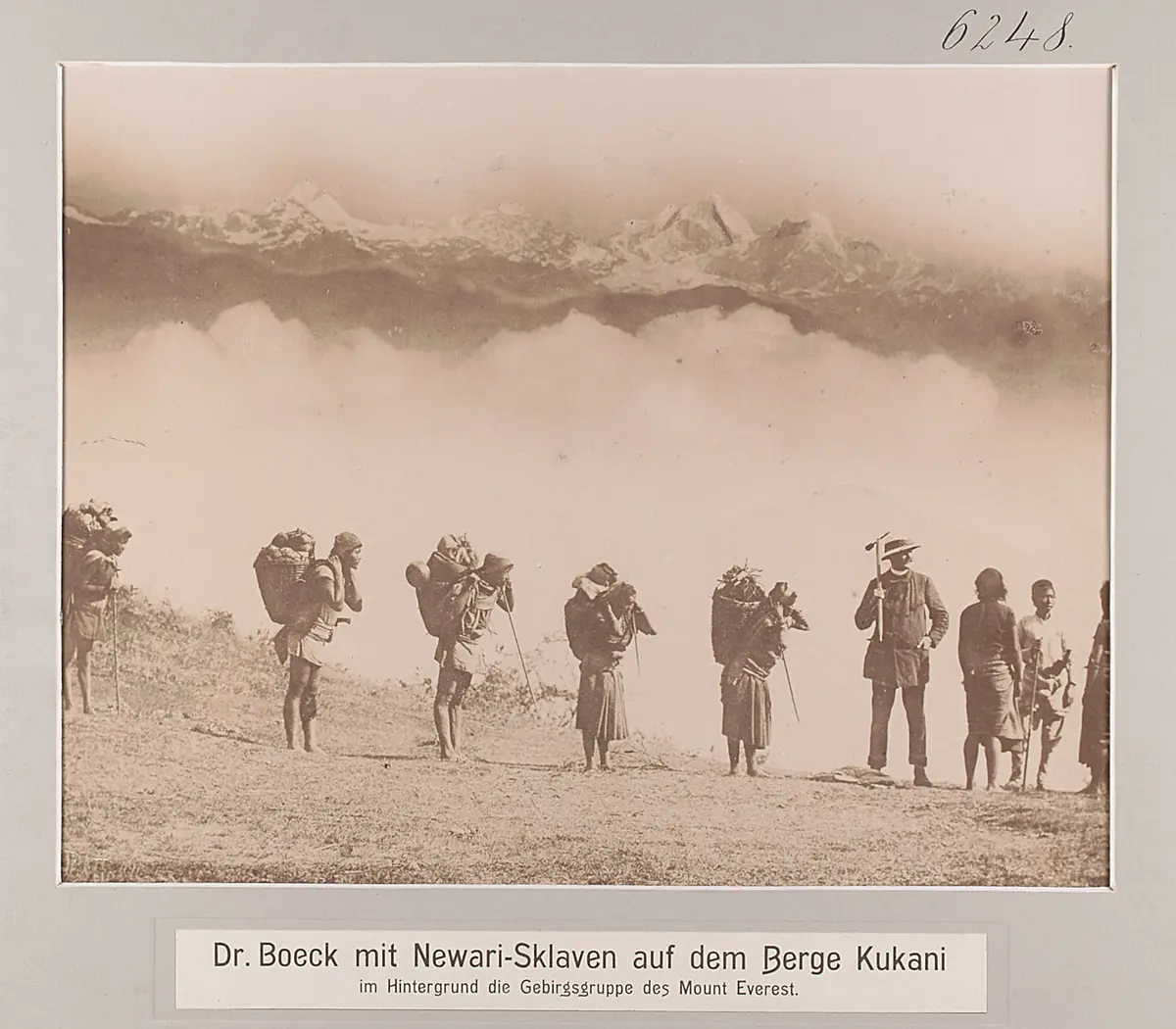 Dr. Boeck mit Newari-Sklaven auf dem Berg Kukani im Hintergrund die Gebirgsgruppe des Mount Everest