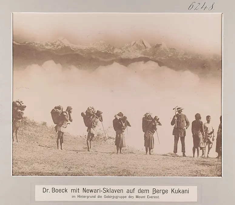 Dr. Boeck mit Newari-Sklaven auf dem Berg Kukani im Hintergrund die Gebirgsgruppe des Mount Everest