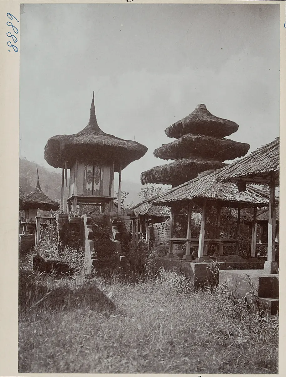 Einige von den kleinen Tempelhütten im Innenhofe des Tempels von Munduk auf Bali