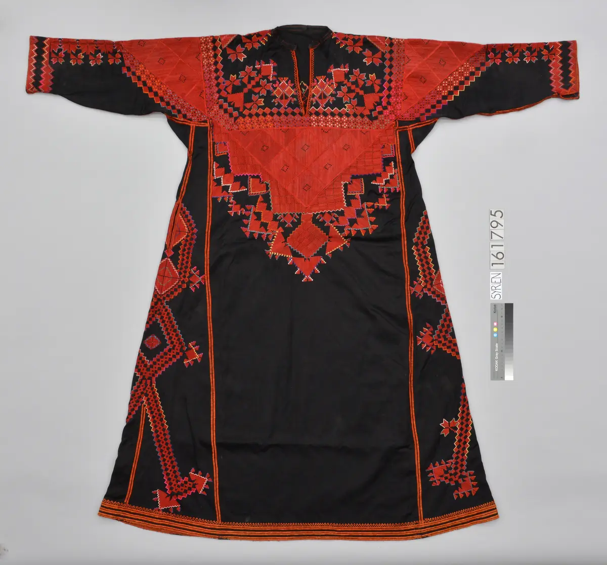 Frauenkleid bestickt
