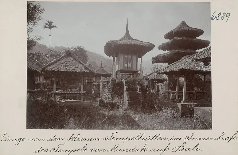 Einige von den kleinen Tempelhütten im Innenhofe des Tempels von Munduk auf Bali