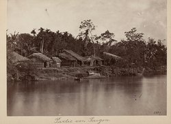 Strohgedeckte Hütten an einem Gewässer bei Saigon