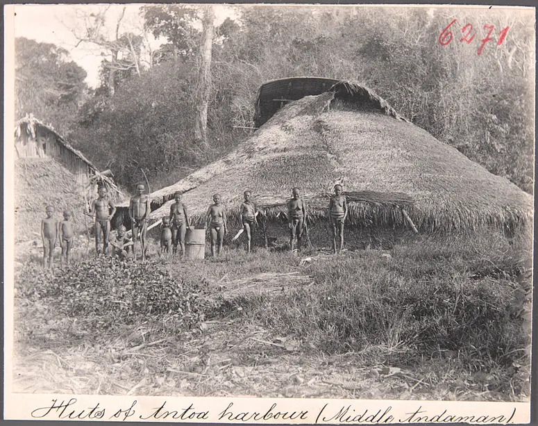 Huts at Antoa harbour (Middle Andaman); Bewohner vor Hütten