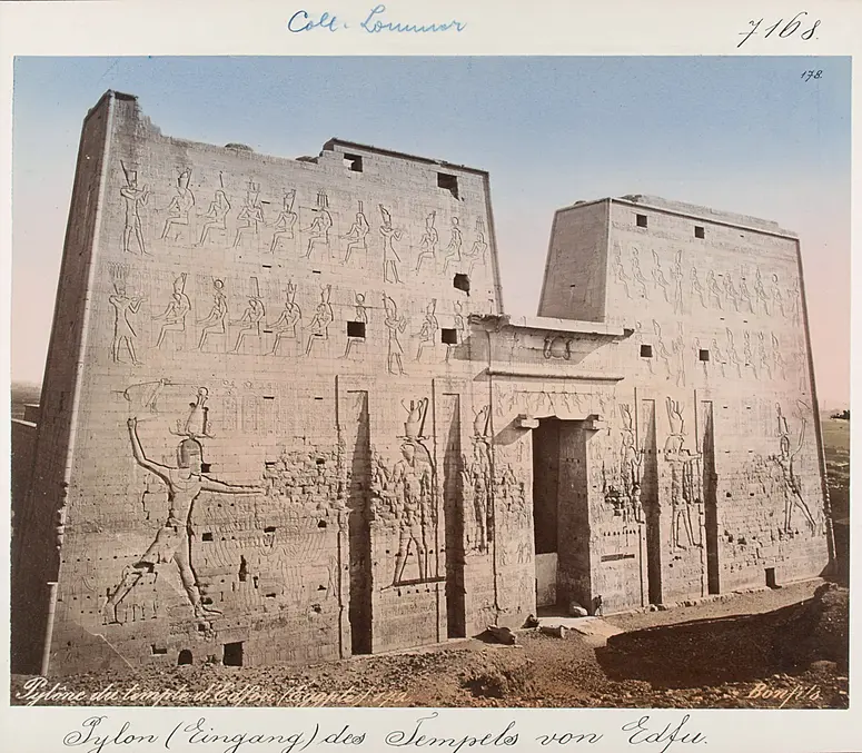 Horus Tempel von Edfu; Blick auf den Pylon (Eingangstor)