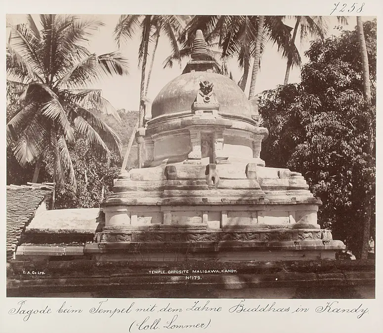 Kandy: Pagode beim Tempel mit dem Zahn Buddhas